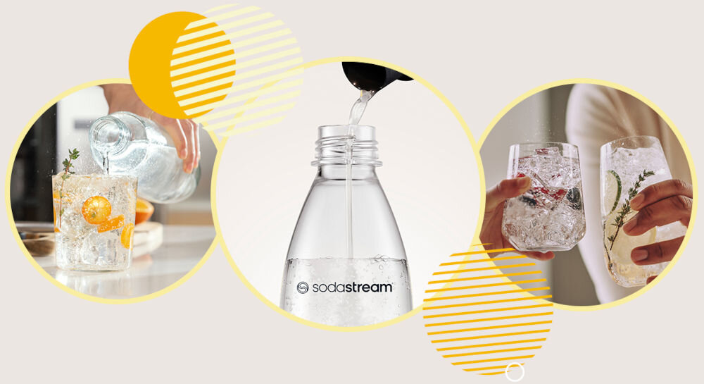 Syrop do saturatorów SODASTREAM Tonic 440 ml jasne tło nalewanie jasnego napoju do szklanki z lodem i kawałkami owoców osoby trzymające szklanki z napojem dolewanie syropu do butelki wymiar domowego orzeźwienia eleganckie koktajle wyważona gorycz cytrusowa świeżość odpowiednia ilość bąbelków nagazowanie wody dodanie syropu napój na każda okazję szybki orzeźwiający wyrafinowany dopasowanie intensywności eksperymentowanie z dodatkami klasyka 