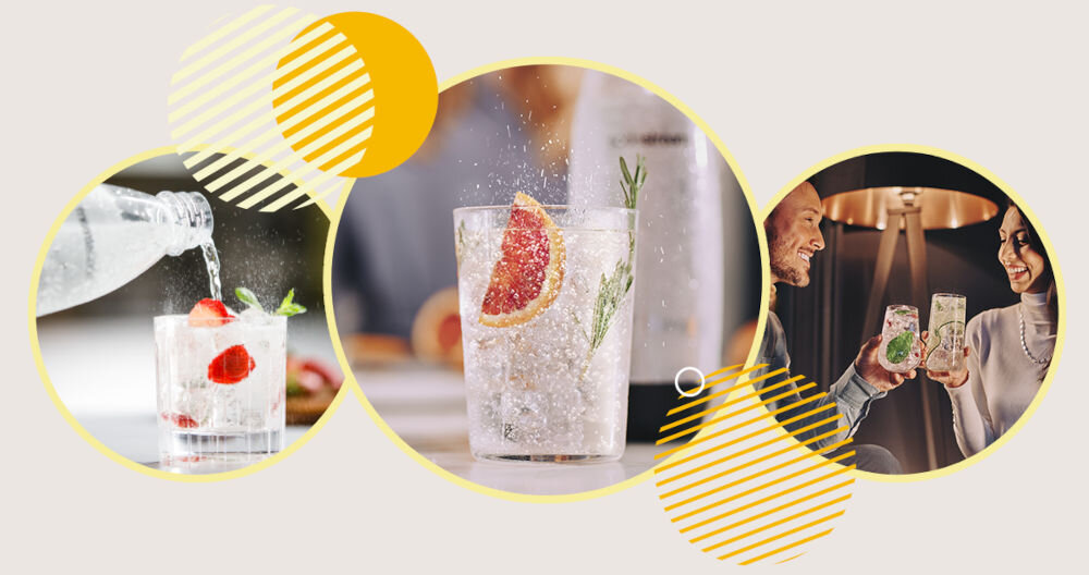 Syrop do saturatorów SODASTREAM Tonic 440 ml jasne tło nalewanie napoju do szklanki z dodatkami para osób uśmiechających się pije napoje z dodatkami  gazowana woda w domu Terra wygoda na co dzień Art funkcjonalność elegancja Enso minimalistyczny design zimna woda umieszczenie w saturatorze naciśnięcie przycisku wybór intensywności bąbelków orzeźwienie jeden nabój Co2 do 60 litrów wody 