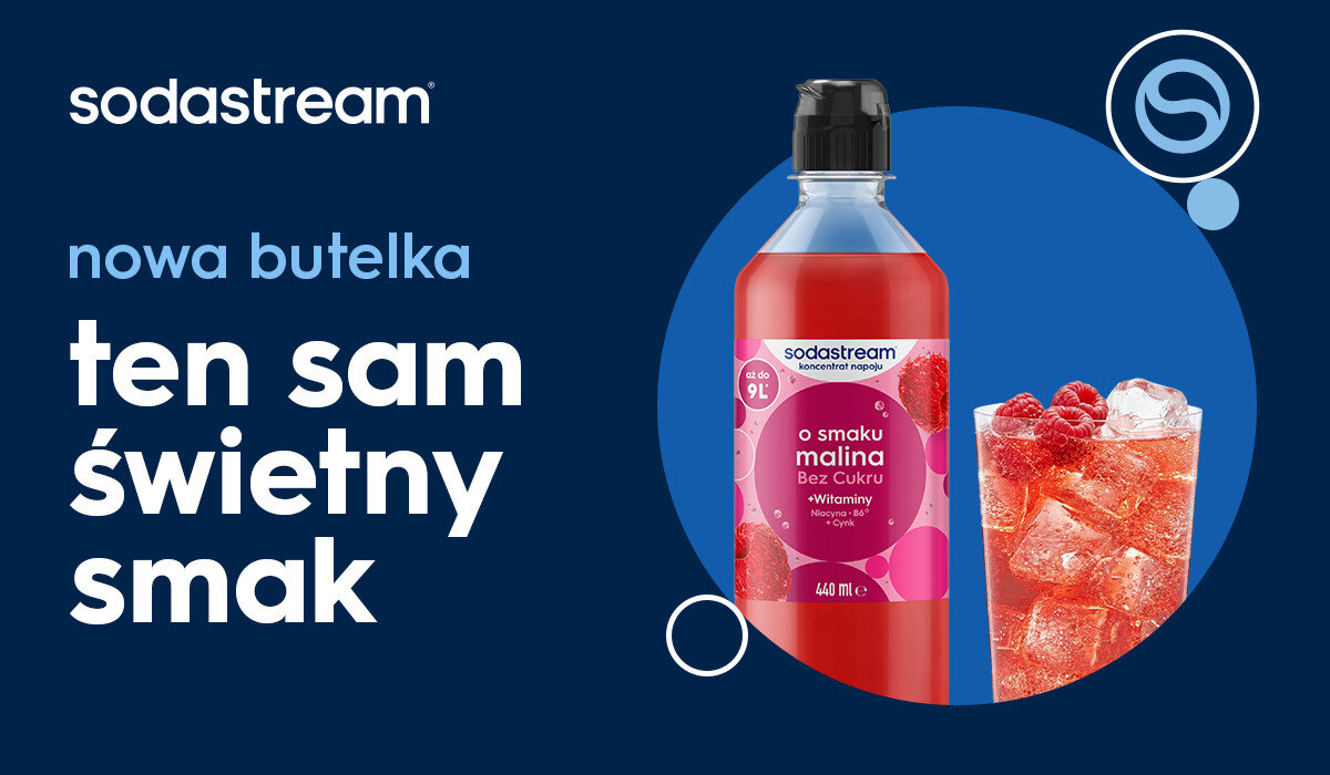 Na blacie znajduje się biały saturator z przezroczystą butelką, obok której stoi czerwony syrop o smaku maliny marki sodastream oraz szklanka z napojem i malinami. W tle widoczne jest duże słowo \'Syrop\'.