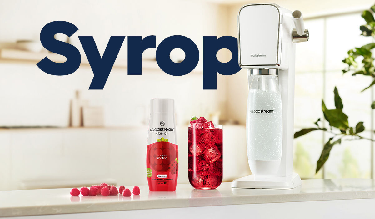Syrop do saturatorów SODASTREAM Malina 440 ml bez cukru na blacie obok saturatora i szklanki z napojem