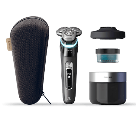 Golarka z akcesoriami - etui, trymerem do brody, podstawką ładującą, stacją czyszczącą i wkładem. Golarka z akcesoriami - etui, trymerem do brody, stacją czyszczącą i wkładem. Golarka leżąca w otwartym etui. Golarka z głowicą umieszczoną w stacji czyszczącej. Golarka umieszczona w stacji ładującej. Okrągły przezroczysty pojemnik z czarną nakrętk z niebieskim płynem w  środku.