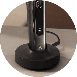 Golarka umieszczona w stacji ładującej.