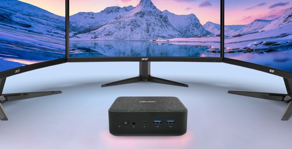 Komputer ACER Revo Box RB102-13U Biały mini komputer ustawiony przed trzema monitorami tworzącymi panoramiczny widok krajobrazu górskiego z ośnieżonymi szczytami, obraz, wyjścia wideo