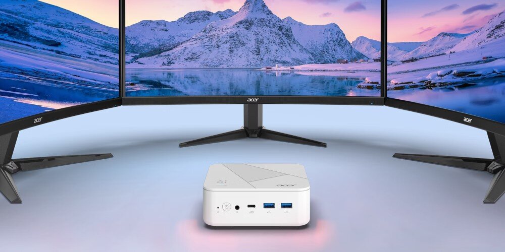 Komputer ACER Revo Box RB102-14U Biały mini komputer ustawiony przed trzema monitorami tworzącymi panoramiczny widok krajobrazu górskiego z ośnieżonymi szczytami, obraz, wyjścia wideo
