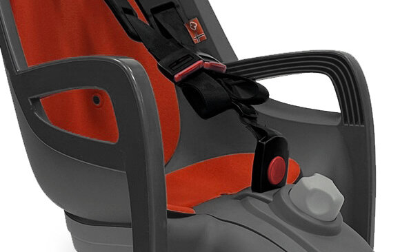 Fotelik rowerowy HAMAX Zenith Relax Relax Adapter Szaro-czerwony zbliżenie na pasy bezpieczeństwa białe tło bezpieczeństwo dziecka solidna i trwała konstrukcja 3-punktowe pasy bezpieczeństwa z osłonami na barki są regulowane i łatwe w obsłudze odpowiednie zabezpieczenie malucha dla dzieci o maksymalnej wadze do 22 kg
