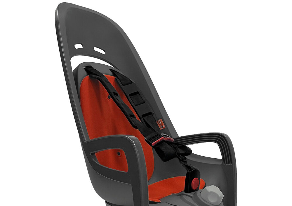 Fotelik rowerowy HAMAX Zenith Relax Relax Adapter Szaro-czerwony zbliżenie na wyściółkę ergonomiczny kształt fotelika wygodne siedzisko z miękką, przyjemną w dotyku wyściółką komfort dziecka regulowane, bezstopniowe oparcie z 12,5° odchyleniem  fotelik „rośnie” zwiększa bezpieczeństwo i wygodę