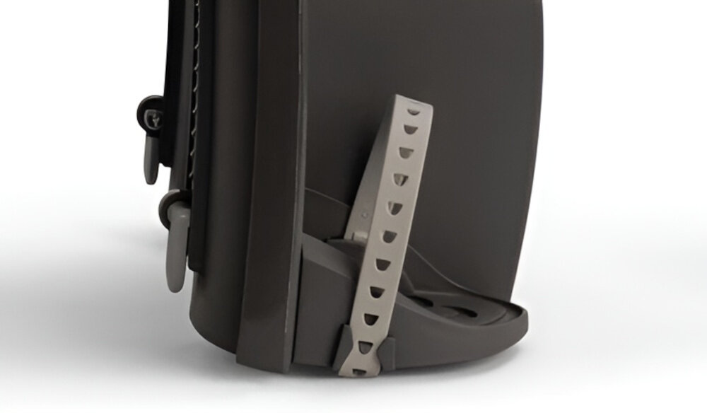 Fotelik rowerowy HAMAX Zenith Relax Relax Adapter Szaro-czerwony jasne tło zbliżenie na podnóżek wygodne podpórki pod stopy nogi dziecka nie zwisają swobodnie zwiększa komfort i minimalizuje zmęczenie zapobiega też dyskomfortowi paski zabezpieczające nogi regulacja wysokości odbywa się w prosty sposób jedną ręką