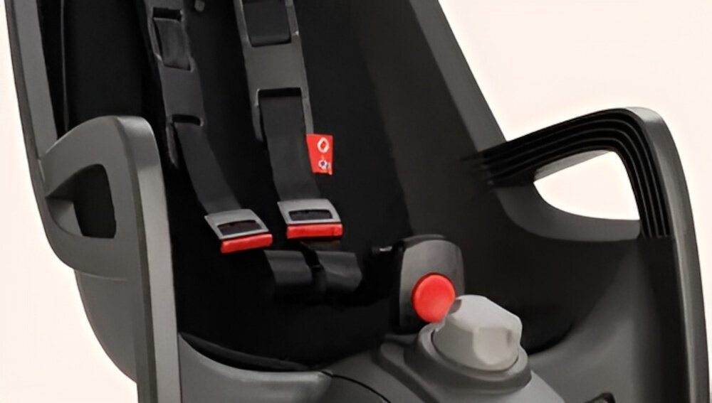 Fotelik rowerowy HAMAX Zenith Relax Relax Adapter Szaro-czarny zbliżenie na pasy bezpieczeństwa białe tło bezpieczeństwo dziecka solidna i trwała konstrukcja 3-punktowe pasy bezpieczeństwa z osłonami na barki są regulowane i łatwe w obsłudze odpowiednie zabezpieczenie malucha dla dzieci o maksymalnej wadze do 22 kg