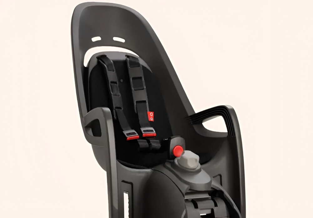 Fotelik rowerowy HAMAX Zenith Relax Relax Adapter Szaro-czarny zbliżenie na wyściółkę ergonomiczny kształt fotelika wygodne siedzisko z miękką, przyjemną w dotyku wyściółką komfort dziecka regulowane, bezstopniowe oparcie z 12,5° odchyleniem fotelik „rośnie” zwiększa bezpieczeństwo i wygodę