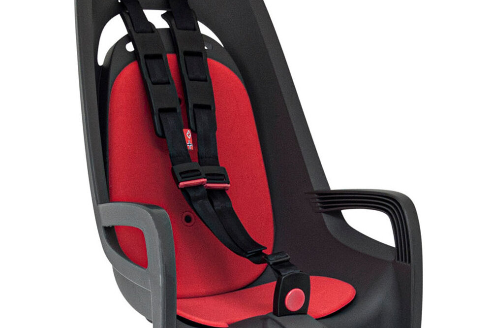 Fotelik rowerowy HAMAX Zenith Adapter Szaro-czerwony zbliżenie na wyściółkę ergonomiczny kształt fotelika wygodne siedzisko z miękką, przyjemną w dotyku wyściółką komfort dziecka regulowane, bezstopniowe oparcie fotelik „rośnie” zwiększa bezpieczeństwo i wygodę