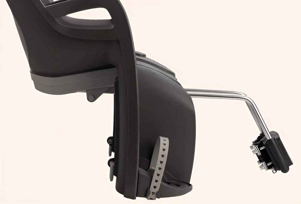 Fotelik rowerowy HAMAX Zenith Adapter Szaro-czarny zbliżenie na bok jasne tło swobodnie wiszący wspornik skuteczna amortyzacja w trakcie jazdy ogranicza przenoszenie wstrząsów bezpośrednio na dziecko zwiększając komfort i stabilność poprawia płynność przejazdu