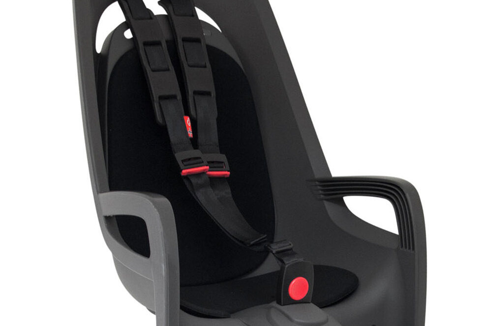 Fotelik rowerowy HAMAX Zenith Adapter Szaro-czarny zbliżenie na wyściółkę ergonomiczny kształt fotelika wygodne siedzisko z miękką, przyjemną w dotyku wyściółką komfort dziecka regulowane, bezstopniowe oparcie fotelik „rośnie” zwiększa bezpieczeństwo i wygodę