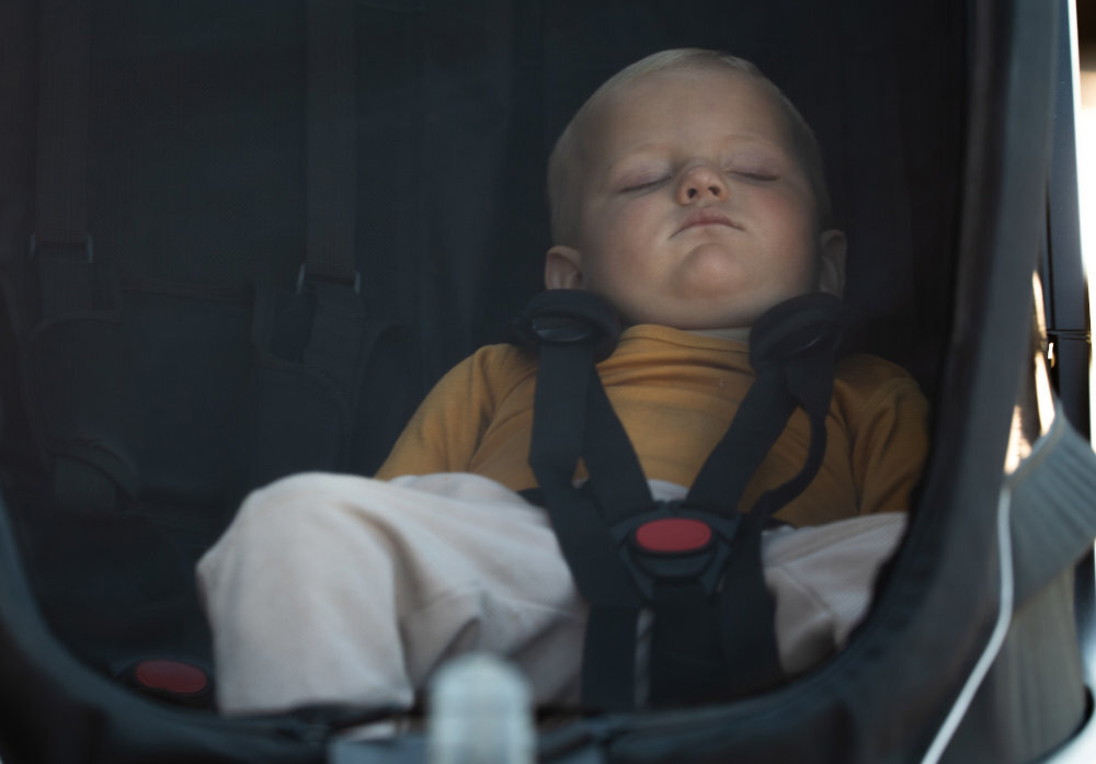 Przyczepka rowerowa HAMAX Cocoon Twin Szaro-czarny wnętrze przyczepki w środku śpi dziecko Wygodna wyściółka siedziska Rozkładane siedzenie swobodę podczas podróży