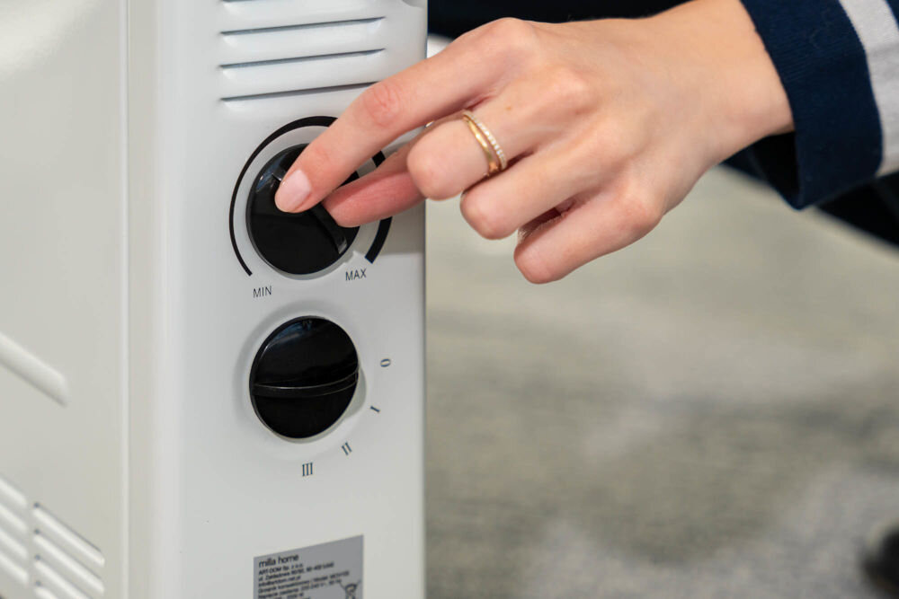 Grzejnik konwektorowy MILLA HOME MCH103 zmiana mocy dwie grzałki osoba modyfikująca grzanie za pomocą pokrętła