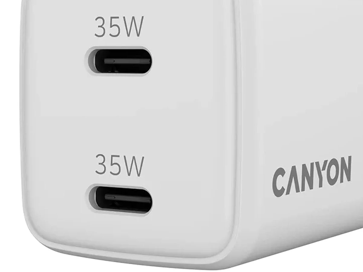 Biała ładowarka sieciowa z dwoma portami USB-C, każdy oznaczony jako 35W. Na obudowie widoczne jest logo \'CANYON\'.