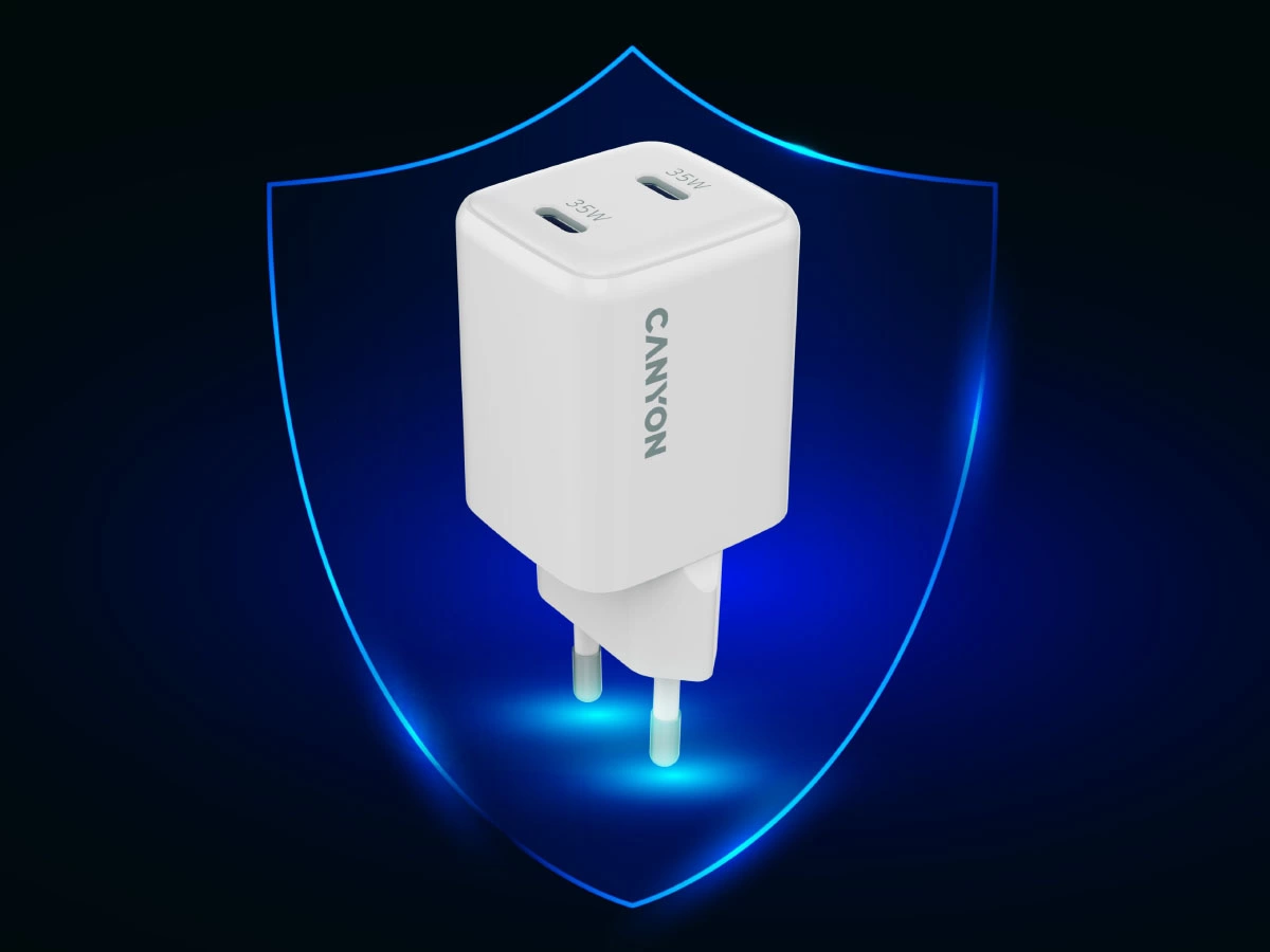 Biała ładowarka sieciowa z dwoma portami USB-C, oznaczona napisem \'CANYON\' i \'35W\'. Ładowarka jest przedstawiona na tle niebieskiego, świecącego kształtu przypominającego tarczę.