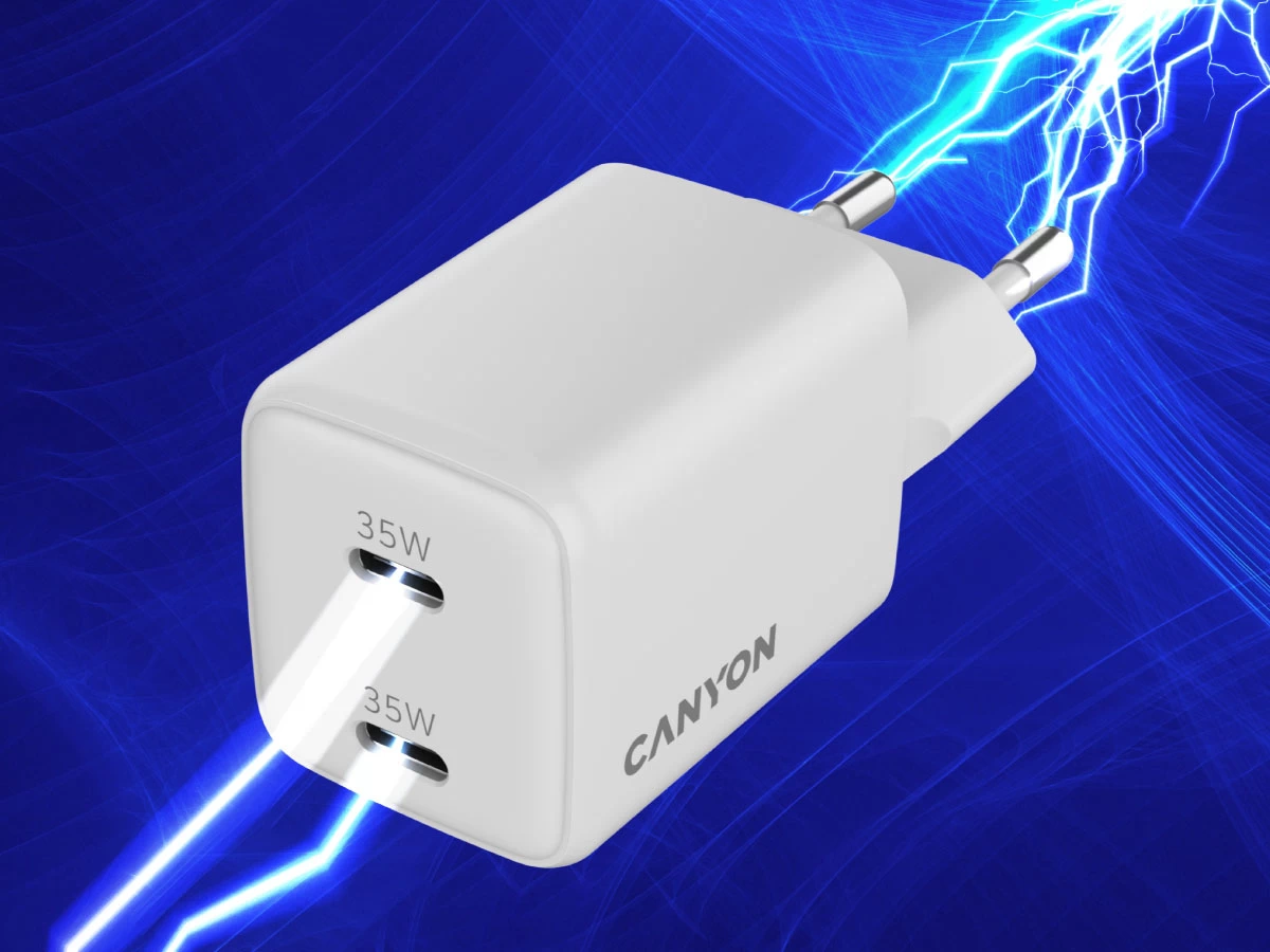 Biała ładowarka sieciowa z dwoma portami oznaczonymi jako 35W, z logo \'CANYON\' na boku. W tle widoczne są niebieskie błyskawice na ciemnym tle.