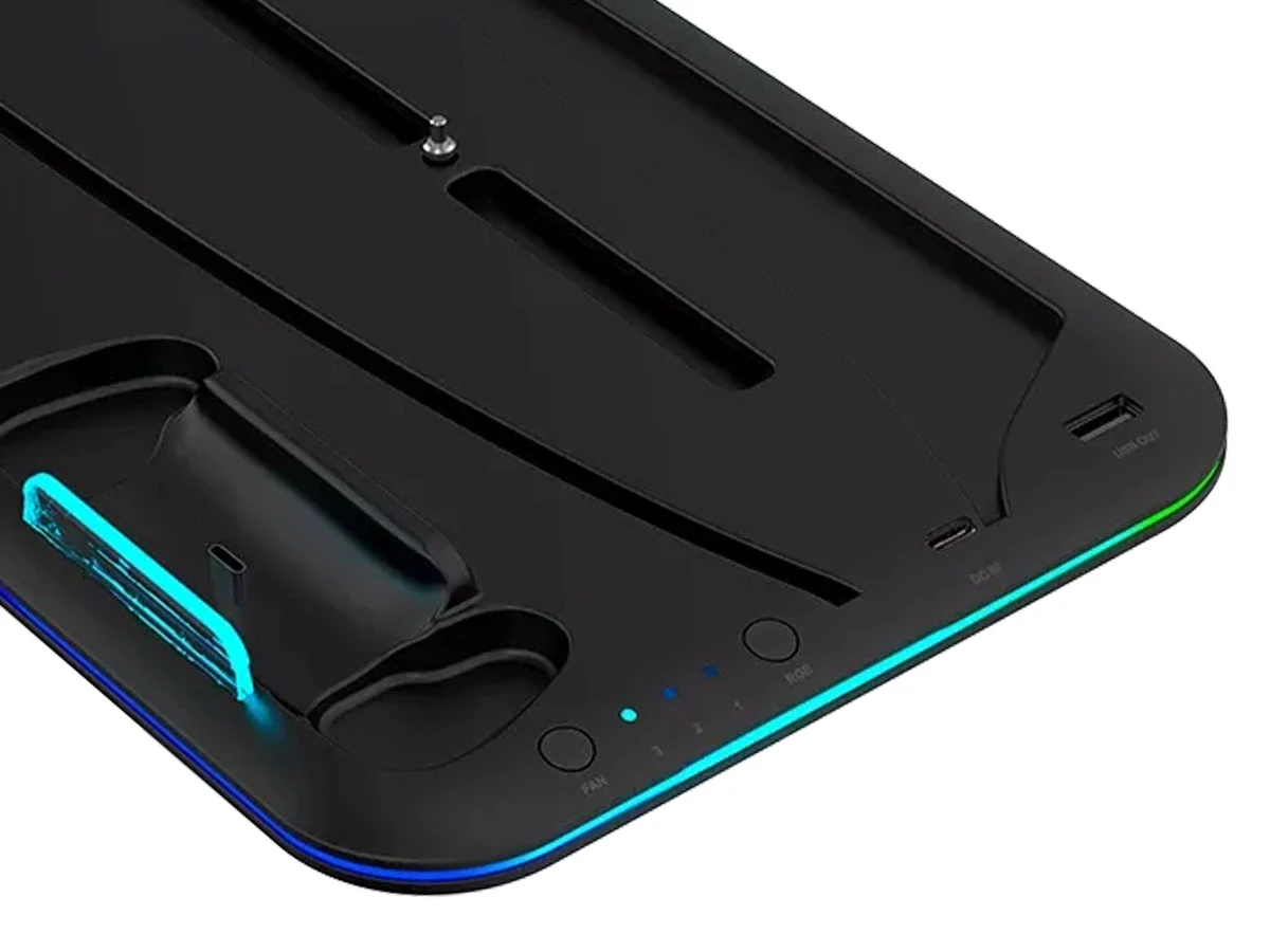 Czarna podstawka z funkcją ładowania i chłodzenia, posiadająca podświetlenie RGB oraz porty USB. Widoczne są przyciski oznaczone jako \'FAN\' i \'RGB\'.