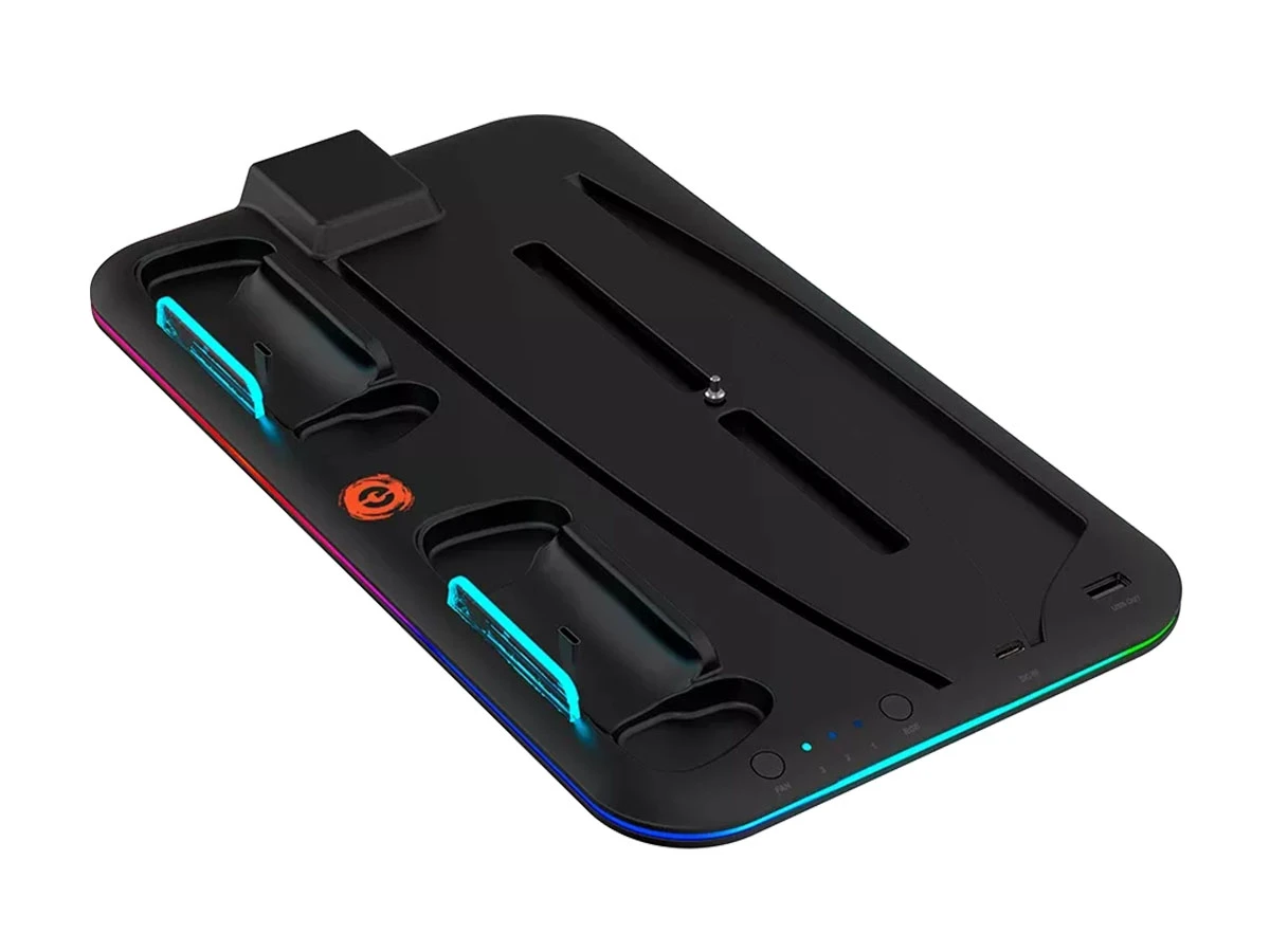 Czarna podstawka z miejscem na dwa kontrolery, podświetlana na krawędziach w kolorach RGB. Widoczne są przyciski oznaczone jako \'FAN\' i \'RGB\', a także port USB i logo producenta w kolorze pomarańczowym.
