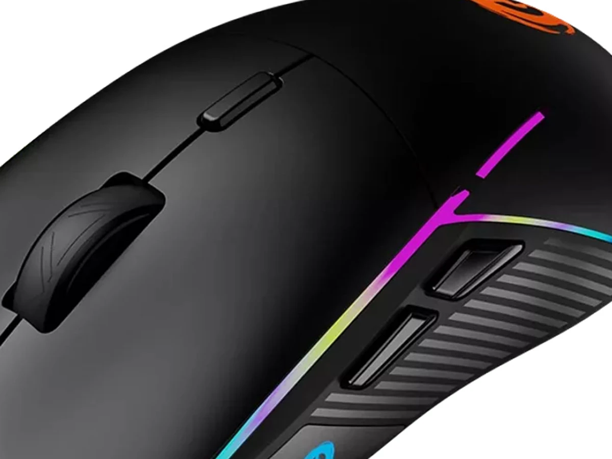 Czarna mysz komputerowa z kolorowym podświetleniem RGB i kilkoma przyciskami bocznymi. Na powierzchni widoczny jest teksturowany scroll oraz logo producenta.