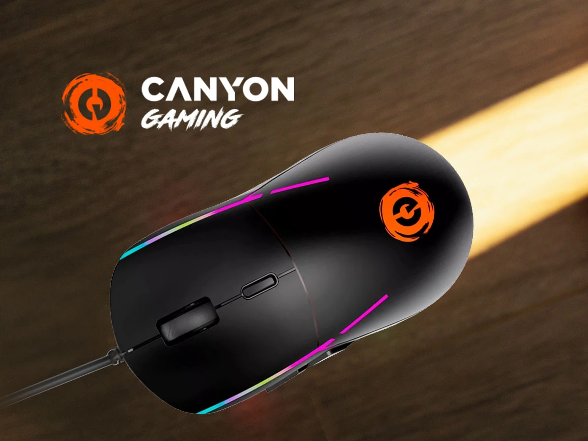 Czarna mysz gamingowa z podświetleniem RGB i sześcioma przyciskami, na której widnieje pomarańczowe logo. Obok myszki znajduje się napis \'CANYON GAMING\'.