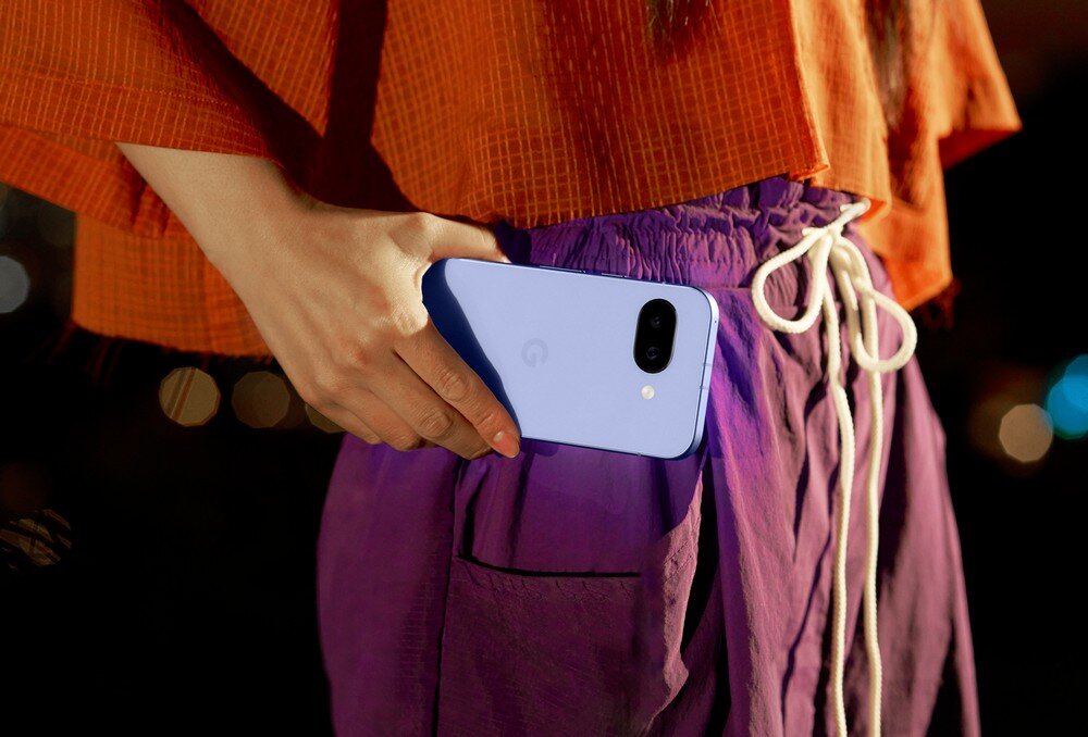 Smartfon GOOGLE Pixel 9a trzymany w ręku  