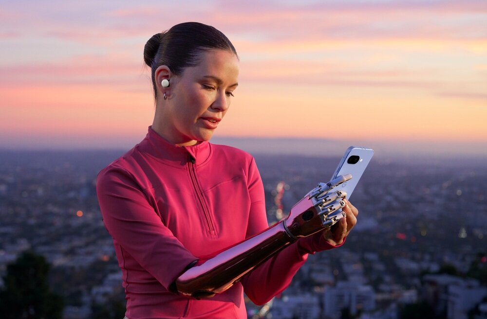 Smartfon GOOGLE Pixel 9a trzymany przez kobietę  