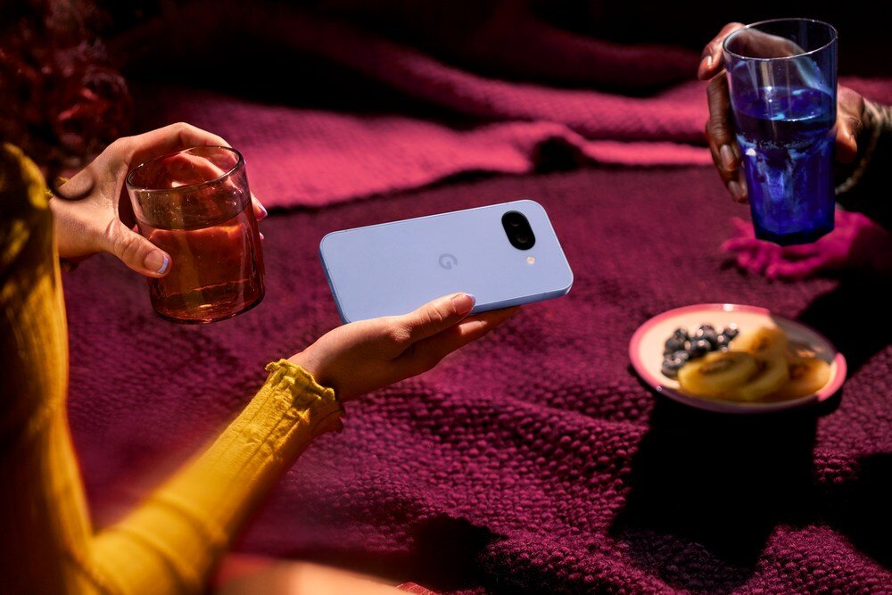 Smartfon GOOGLE Pixel 9a na kocu piknikowym  