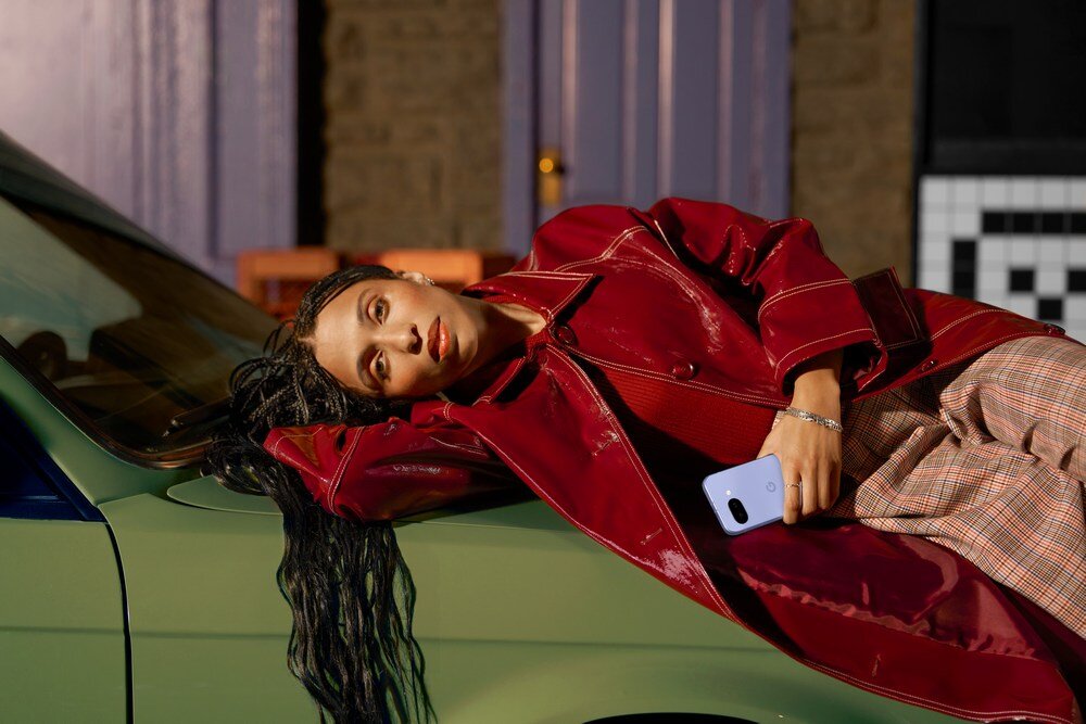 Smartfon GOOGLE Pixel 9a trzymany przez leżącą kobietę  