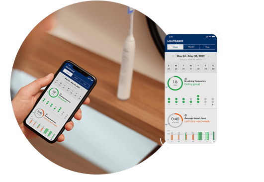 Dłoń trzymająca smartfon z włączoną aplikacją na ekranie.