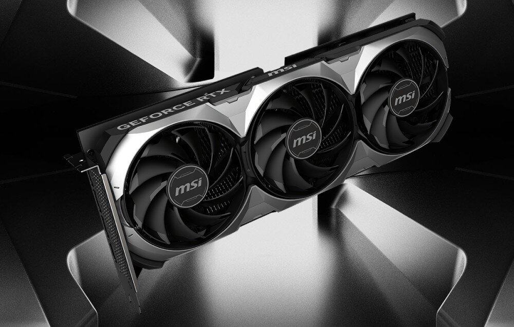 Komputer MAD DOG MASTERPIECE-I01DR32V2 Karta graficzna z trzema wentylatorami na tle stylizowanego, metalicznego wzoru, karta graficzna, wydajność, technologie