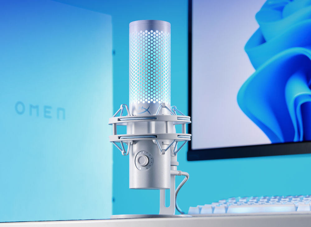 Mikrofon HYPERX QuadCast 2 Dwukierunkowy / Wielokierunkowy / Kardioidalny / Stereo Zbliżenie na biały mikrofon HyperX QuadCast na biurku, z komputerem OMEN i monitorem z tapetą Windows 11 w tle