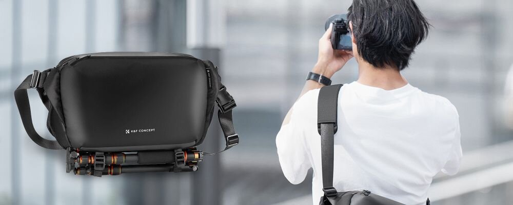 Czarna torba fotograficzna K&F Concept Urban Wander Sling 12 l. Po prawej fotograf ztorbą przewieszoną przez ramię 