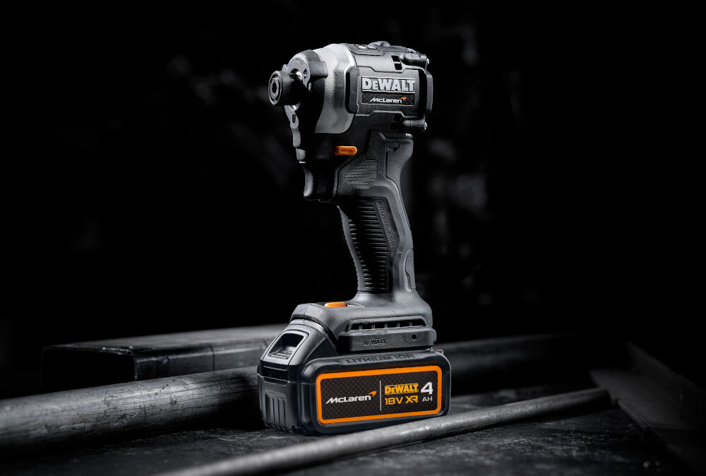 Zakrętarka udarowa DEWALT DCF85MM1T-QW narzędzie na ciemnym tle widoczne od przodu pod skosem praca bez wysiłku do pracy w domu i terenie wszechstronne zastosowanie mobilność swoboda ruchu
