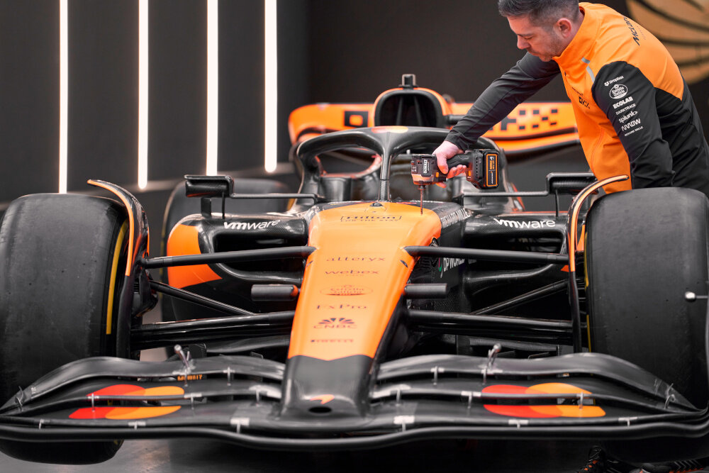 Zakrętarka udarowa DEWALT DCF85MM1T-QW osoba pracuje narzędziem praca w samochodzie McLaren widok na samochód szybkie i skuteczne wkręcanie wykręcanie śrub i wkrętów trzy tryby pracy regulowana prędkość