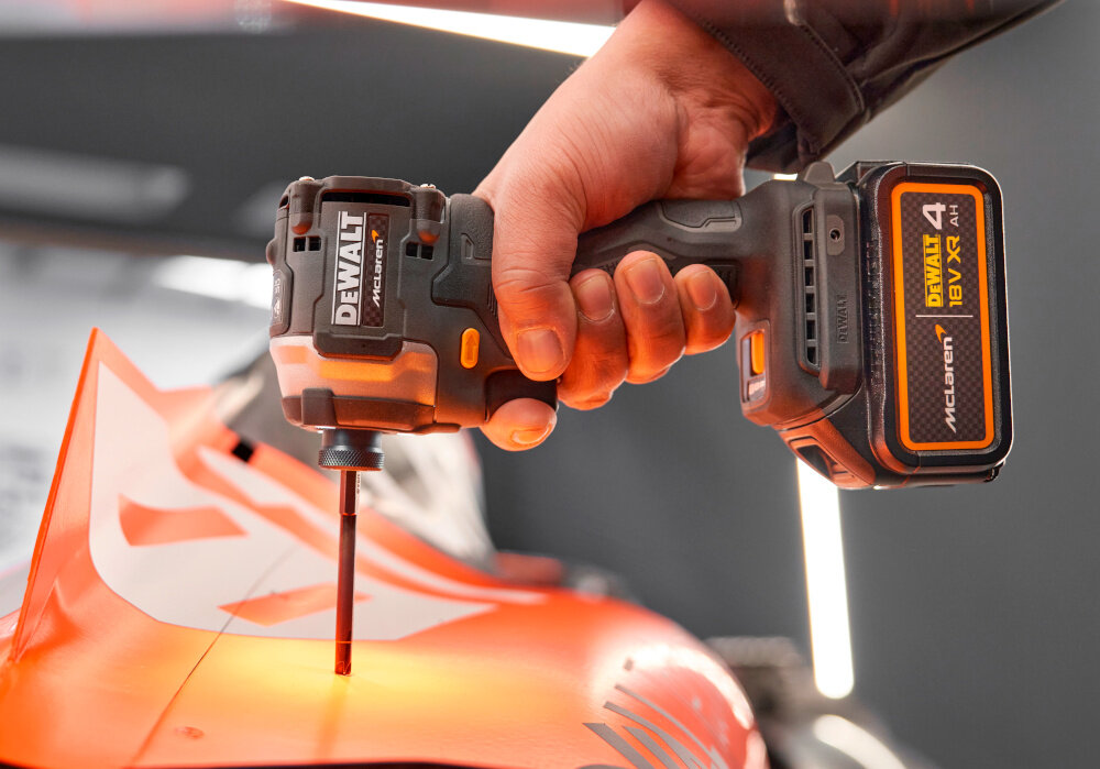 Zakrętarka udarowa DEWALT DCF85MM1T-QW osoba trzyma urządzenie w dłoni narzędzie widoczne w poziomie moc wyjściowa 475 W moment obrotowy do 205 Nm duża siła przy niewielkim wysiłku do użytku na budowie w przydomowym warsztacie