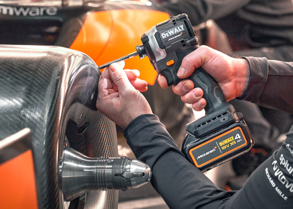 Zakrętarka udarowa DEWALT DCF85MM1T-QW osoba trzyma urządzenie w dłoni narzędzie pod skosem trzy ustawienia prędkości 0–1000 0–2800 0–3250 obr./min dobranie tempa pracy do rodzaju materiału i zadania tryb „Precision” zabezpieczenie śrub i powierzchni przed uszkodzeniem