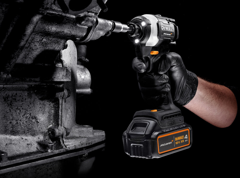 Zakrętarka udarowa DEWALT DCF85MM1T-QW ciemne pomieszczenie osoba trzyma narzędzie w dłoni widoczne diody LED świecą się zintegrowana 3-stopniowa dioda LED z funkcją obracania doświetla pole pracy regulacja natężenia światła bezpieczeństwo