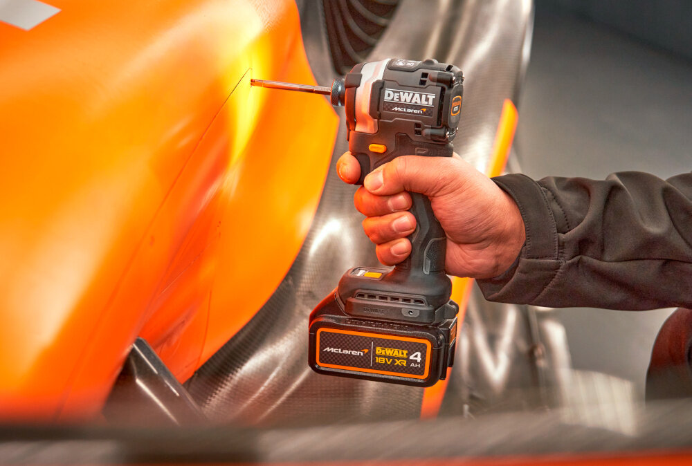 Zakrętarka udarowa DEWALT DCF85MM1T-QW osoba trzyma urządzenie w dłoni pracuje w metalu długość 101 cm waga z baterią 1,22 kg mieści się w ciasnych przestrzeniach nie obciąża dłoni intuicyjne przełączniki trybów ergonomiczna rękojeść