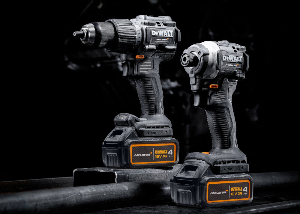 Zestaw elektronarzędzi DEWALT DCK200MM2T-QW urządzenia ustawione na podłodze ciemne tło w zestawie wiertarko-wkrętarka udarowa DEWALT DCD85M i zakrętarka udarowa DEWALT DCF85M wykonywanie szerokiego zakresu zadań montażowych i instalacyjnych do wiercenia wkręcania do pracy z trudnymi materiałami