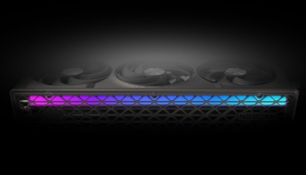 Karta graficzna SAPPHIRE Nitro+ Radeon RX 9070 OC 16GB Tylna krawędź karty graficznej z widocznym logiem Radeon, iluminowanym paskiem ARGB oraz siatkowanym wzorem, pasek świetlny, kolory, efekty