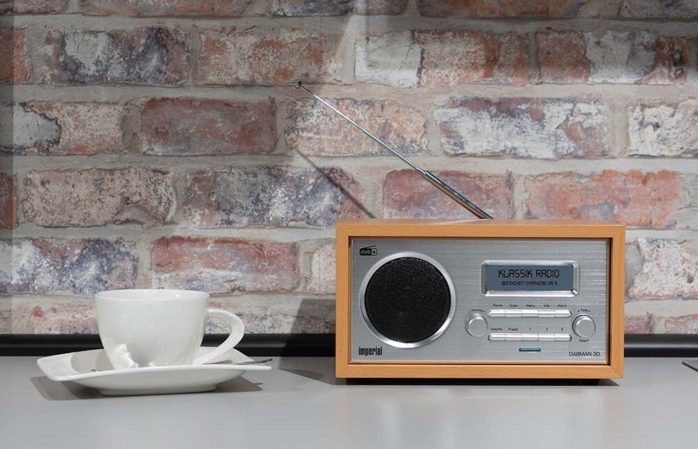 IMPERIAL Dabman 30 radio retro cyfrowy odbiornik DAB+ FM, radio stojące na blacie obok filiżanki
