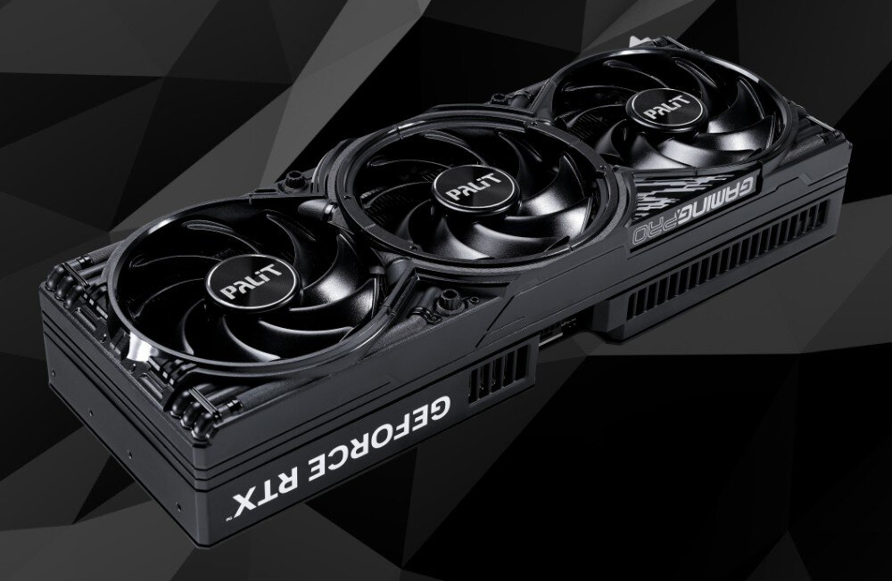 Karta graficzna PALIT GeForce RTX 5070 Ti GamingPro 16GB Karta graficzna widziana z perspektywy ukośnej, leżąca poziomo wentylatorami do góry, z widocznym logo producenta na każdym z trzech wentylatorów, parametry, rdzenie CUDA, pamięć, taktowanie, interfejs
