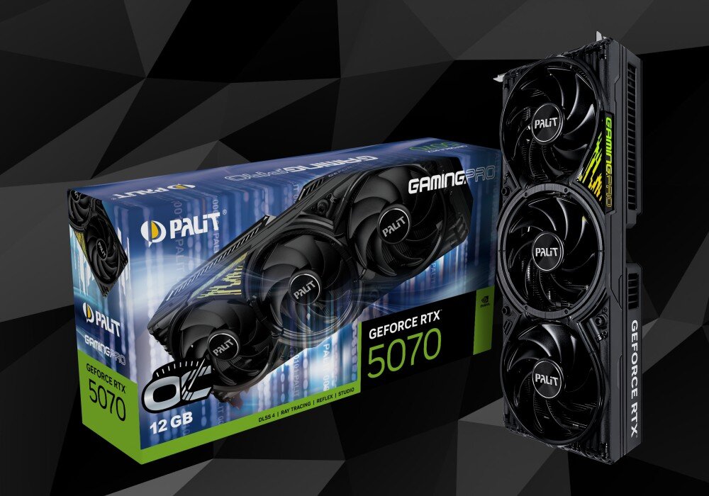 Karta graficzna PALIT GeForce RTX 5070 GamingPro OC 12GB Opakowanie i karta graficzna ustawione pionowo, widoczne trzy wentylatory oraz oznaczenie modelu RTX 5070 na pudełku, opis