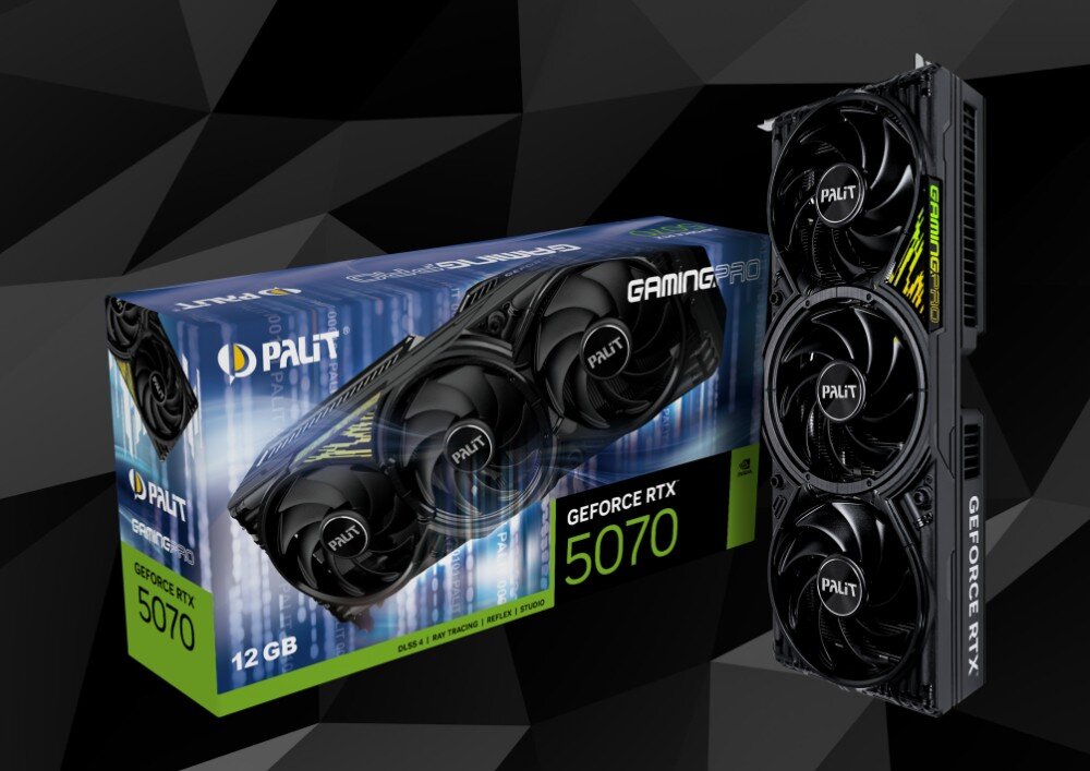 Karta graficzna PALIT GeForce RTX 5070 GamingPro 12GB Opakowanie i karta graficzna ustawione pionowo, widoczne trzy wentylatory oraz oznaczenie modelu RTX 5070 na pudełku, opis