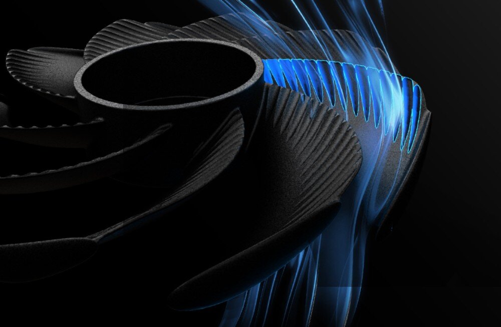 Karta graficzna PALIT GeForce RTX 5070 GamingPro 12GB Zbliżenie na pojedyncze skrzydło wentylatora z zaznaczonym niebieskim przepływem powietrza, pokazujące szczegóły konstrukcji łopatek, wentylatory, chłodzenie, radiator, żebra