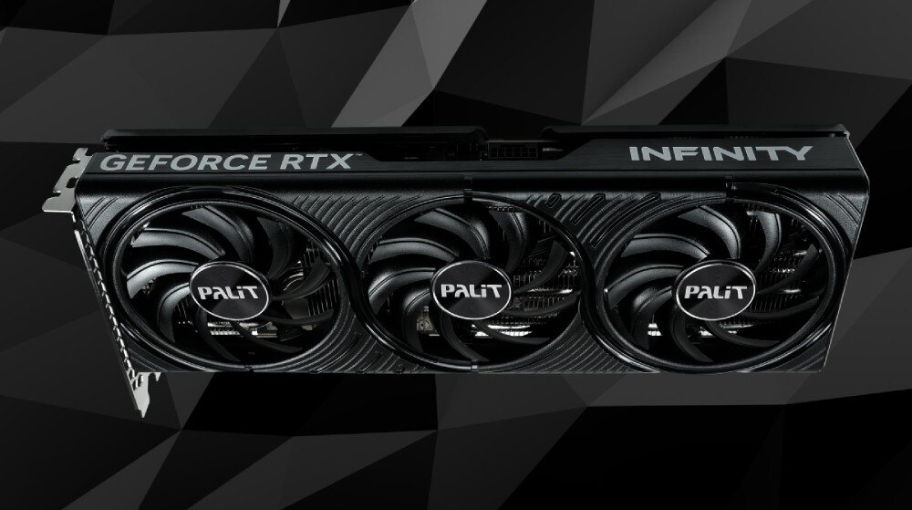 Karta graficzna PALIT GeForce RTX 5070 Infinity 3 12GB OC Widok karty graficznej z góry ukazujący trzy duże wentylatory z logo 'Palit' na każdym z nich, tło w odcieniach czerni i szarości, architektura, cechy