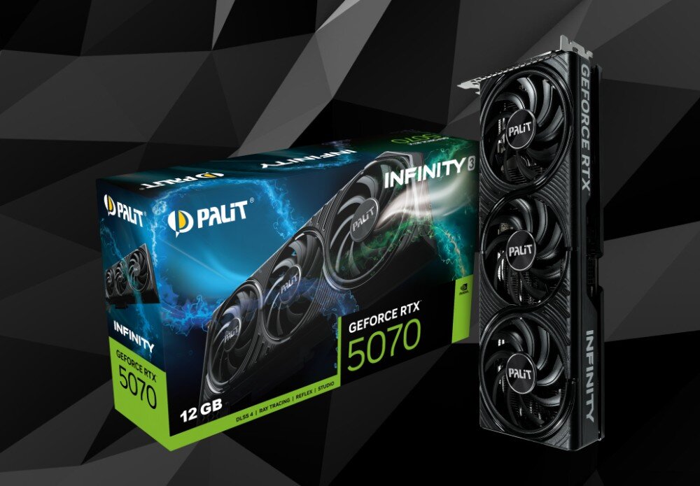 Karta graficzna PALIT GeForce RTX 5070 Infinity 3 12GB Opakowanie i karta graficzna stojąca pionowo obok siebie na ciemnym tle z geometrycznym wzorem, widoczny napis 'INFINITY 3' oraz oznaczenie 'GeForce RTX 5070 12 GB', opis