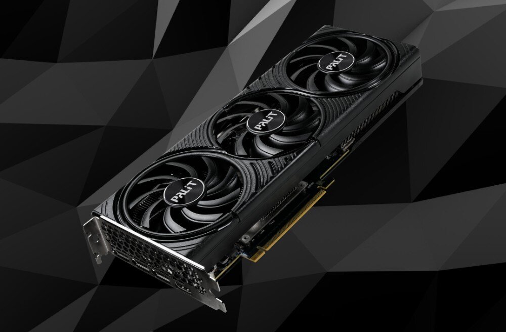 Karta graficzna PALIT GeForce RTX 5070 Infinity 3 12GB Karta graficzna przedstawiona pod kątem, widoczne trzy wentylatory oraz złącze PCIe, tło w geometrycznym wzorze w odcieniach czerni, porty, monitory, rozdzielczość