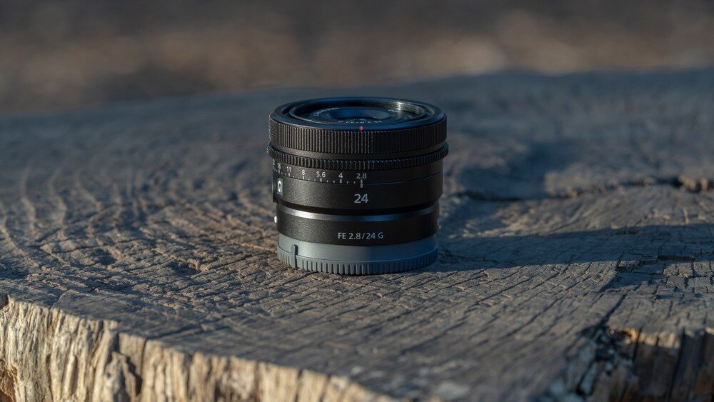 Obiektyw SONY FE 24 mm f-2.8 G na pieńku